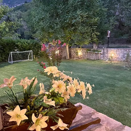 Dağ evi Stonenest -luxury Stone Kalavryta