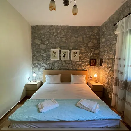 Dağ evi Stonenest -luxury Stone Kalavryta